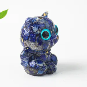 Figurine chat faite main avec éclats de cristal bleu et feuilles d'or