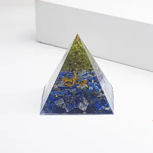 Pyramide d'Orgonite faite main avec Arbre de Vie en Péridot et base en Lapis-lazuli