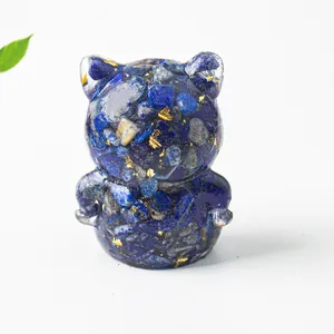 Détail d'une figurine de chat en résine avec pierres de lapis-lazuli et or
