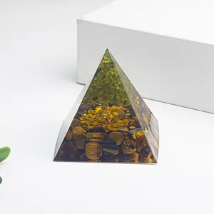 Vue macro détaillée de la pyramide d'orgonite avec le motif de l'arbre de vie en cristal