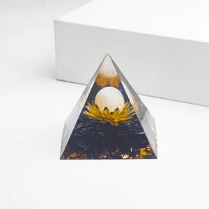 Détail macro de la pyramide d'orgone montrant l'obsidienne noire et les feuilles d'or