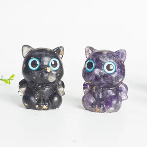 Détail de figurines chat en résine avec cristaux, paillettes d'or et yeux bleus