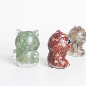 Détail de trois figurines de chat faites main en résine et gravier de cristal poli