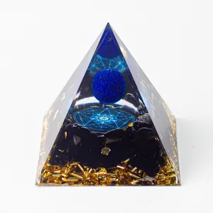 Makroaufnahme der Orgonit-Pyramide mit Lapislazuli-Kugel und Obsidian-Schichten