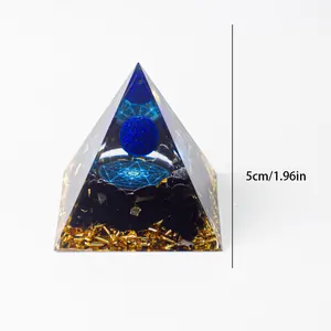 Makro-Detail einer 5cm Orgonit-Pyramide mit blauer Steinkugel und Goldfolien-Basis