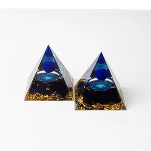 Nahaufnahme der Orgon-Pyramide mit blauer Kugel, Obsidian und Goldfolienflocken
