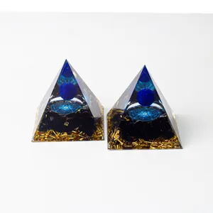 Makroaufnahme der Orgonit Pyramide mit Lapislazuli Kugel und Kupferflocken