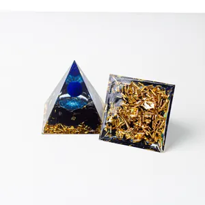 Makro-Detail der Orgonit-Energie-Pyramide mit blauem Kristall und Kupferspänen