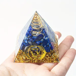 Handgehaltene 5cm Orgonit Pyramide mit Lapislazuli Steinen und goldenem spirituellen Symbol