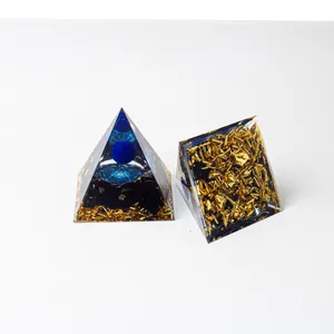 Detailansicht von zwei Orgonit-Pyramiden aus Harz mit blauen Kugeln und Goldfolien-Basis