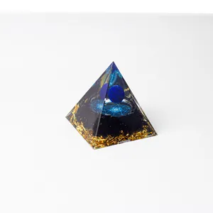Detailansicht der Orgonit-Pyramide mit blauer Kristallkugel und goldener Folienbasis