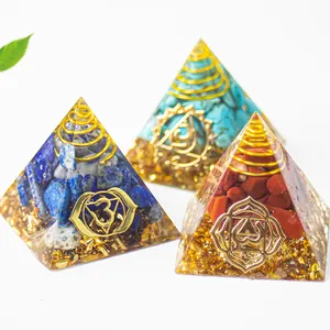 Handgefertigte Orgon-Pyramide Chakra Heilung Natürlicher Kristallstein Harz Ornament Mit Kupferspirale Goldfolie Für Haus Büro Dekor
