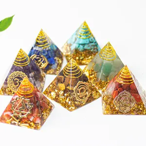 Set mit sieben 7 Chakra Orgonit Kristall Pyramiden mit Goldfolie und Metallsymbolen