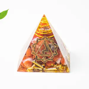 Makroaufnahme der Orgon-Pyramide mit Karneol-Kristallen und Sakralchakra-Symbol