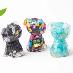 Drei handgefertigte Kristall-Hundefiguren mit bunten Steinen und Goldfolie im Detail