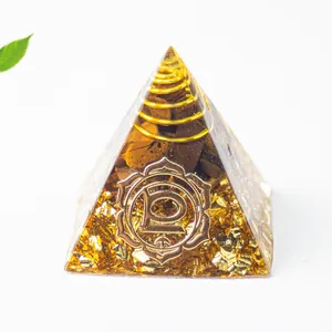 Detailansicht der 7 Chakra Orgon-Pyramide mit Tigerauge-Steinen und Kupferspirale