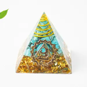 Detail einer Orgon-Pyramide mit Türkissteinen, Kupferspirale und Chakra-Symbol