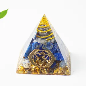 Detailansicht der 7 Chakra Orgonit-Pyramide mit Lapislazuli-Kristallen und Metallspirale