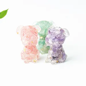 Detailansicht bunter Kristall-Hundefiguren mit glänzender Goldfolie im Inneren