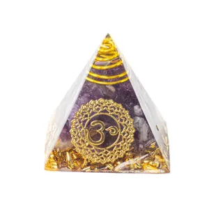 Handgefertigte 7-Chakra-Orgon-Pyramide mit Amethyst und Om-Symbol für Heilung