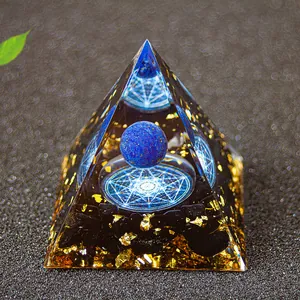 Orgonit-Pyramide mit Lapislazuli-Kugel und schwarzem Obsidian auf dunklem Hintergrund