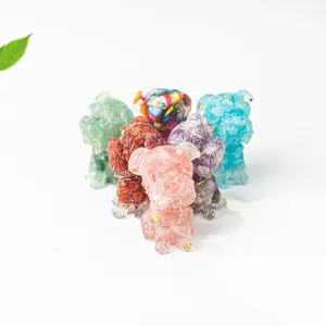 Sechs bunte Schnauzer-Hundefiguren aus Kristallharz mit Goldfolie im Set präsentiert