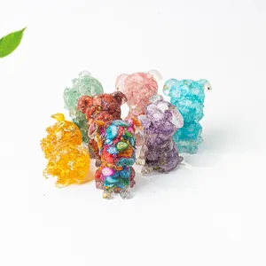Detailansicht der bunten Schnauzer-Hundefiguren aus Kristallharz mit glitzernden Details