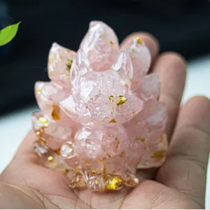 Estatua de zorro de nueve colas de cristal rosa con detalles en pan de oro