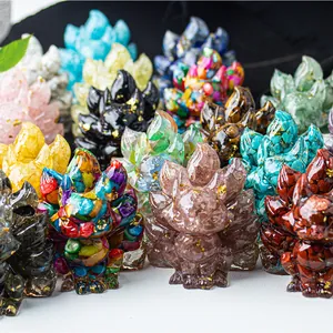 Vista macro de figuras de zorro de nueve colas de resina con piedras naturales y pan de oro