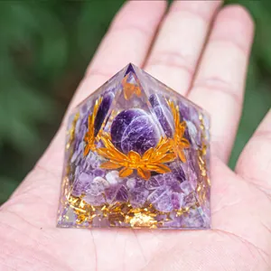 Pirámide de orgonita artesanal con amatista, pan de oro y flor de loto en resina