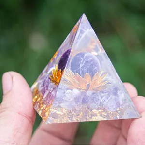 Pirámide de Orgón artesanal con cristales de 7 chakras, bola de amatista y loto dorado