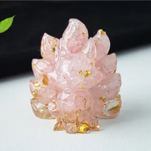 Figura de zorro de nueve colas en resina rosa con pan de oro y detalles de cristal