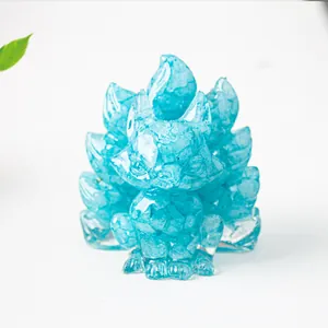 Primer plano de una figura de zorro de nueve colas de resina azul con piedras de cristal