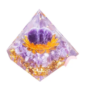 Pirámide de Orgón de los siete chakras con corazón de amatista, pan de oro y resina decorativa