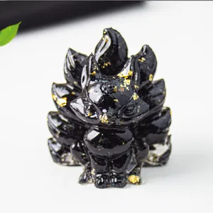 Detalle macro de la figura de zorro negro de nueve colas con detalles en pan de oro fino