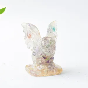 Détail d'une statuette de monstre en résine avec cristaux de fluorite violets et verts