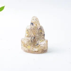 Primer plano de estatua de Ganesha en resina con cristales amarillos decorativa