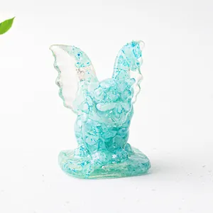 Détail macro de statue petit monstre en résine cristal bleu avec ailes de créature