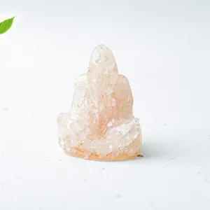 Primer plano de estatua de Ganesha hecha de trozos de cuarzo rosa y resina epoxi
