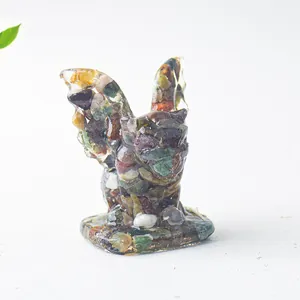 Détail de statue de gargouille en résine avec pierres naturelles pour déco de bureau