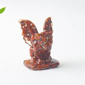 Détail macro des éclats de cristal de jaspe rouge dans une figurine de monstre en résine