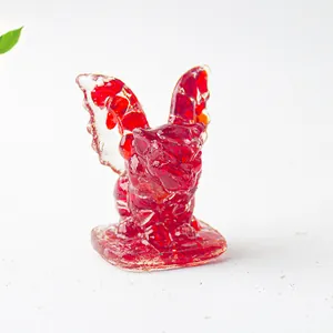 Vue détaillée d'une figurine de gargouille en résine rouge translucide avec textures internes