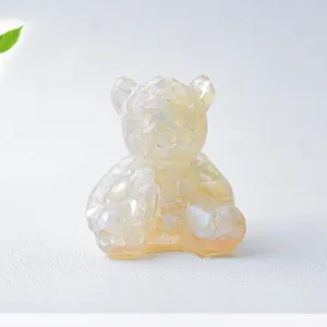 Dettaglio di una statuetta di orso in resina trasparente e pietre di cristallo naturali