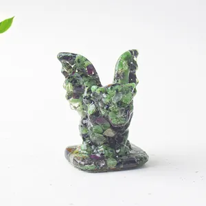 Détail d'une figurine monstre en pierre de cristal avec texture minérale violette