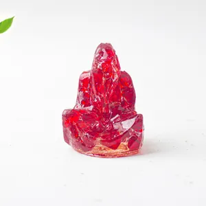 Primer plano de estatua de mago fantasma en resina roja con virutas de pan de oro