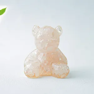 Dettaglio macro di un orso in resina con frammenti di pietre di cristallo rosa