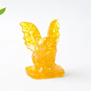 Détail macro d'une figurine de monstre en résine cristal ambre à texture translucide