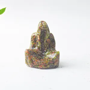 Primer plano del adorno de mago fantasma en resina de cristal con textura de musgo verde