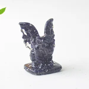 Détail d'une statuette de gargouille bleue en résine pailletée pour décor de bureau