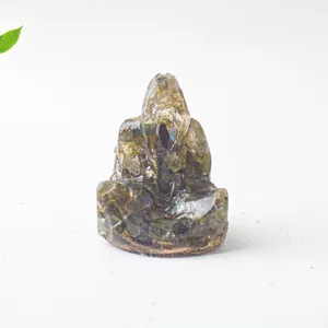 Detalle de la estatua de fantasma en resina de labradorita con texturas de cristal natural